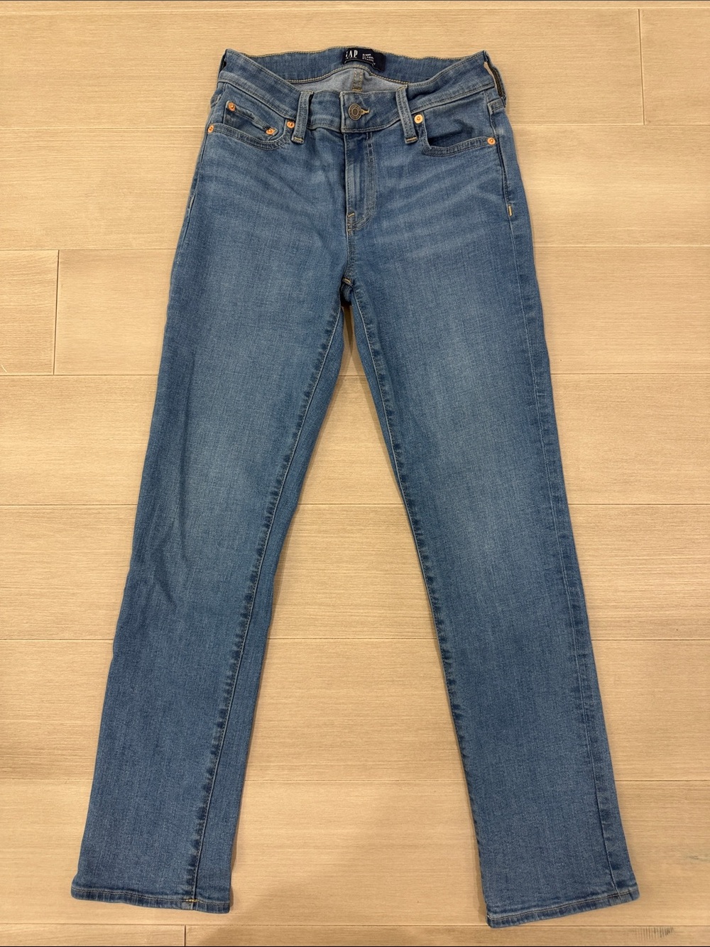 GAP Women's Classic Straight Leg Denim in Medium Masco Wash - Midrise - 2/26R